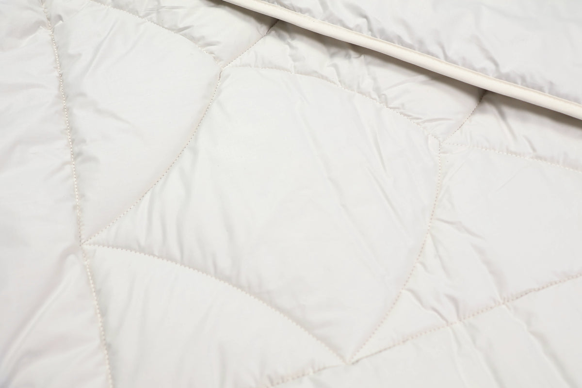 Alpaka Steppbett – Nahaufnahme Steppnaht und Füllung | KLEINER Naturbettwaren